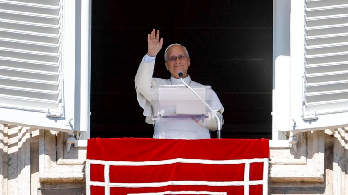 León XIV retornó al Vaticano tras ser dado de alta y se espera que presida el rezo del Ángelus este domingo