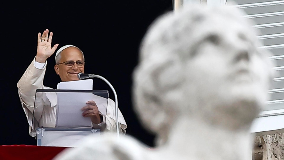León XIV reaparece para rezo del ángelus en el Vaticano tras su operación de pulmón