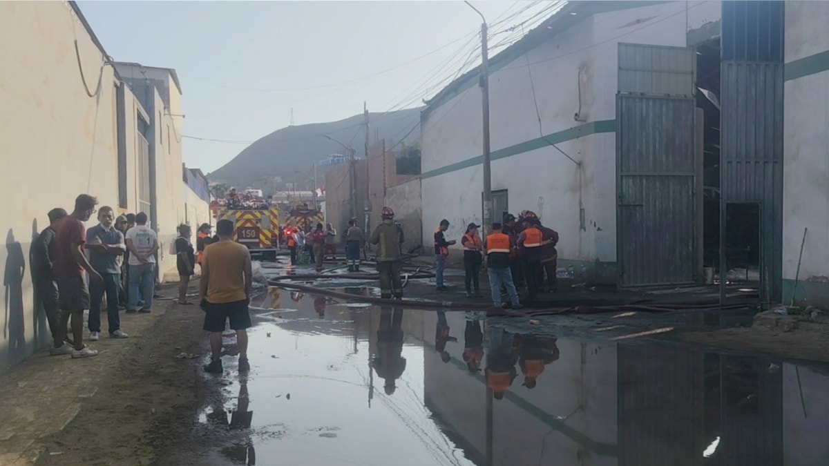 Bomberos controlaron incendio que consumió una fábrica de plásticos en Puente Piedra