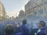 La imagen del Señor de los Milagros avanza sobre sus andas, rodeada de fieles que se congregan para acompañarla durante su segunda salida procesional del año.