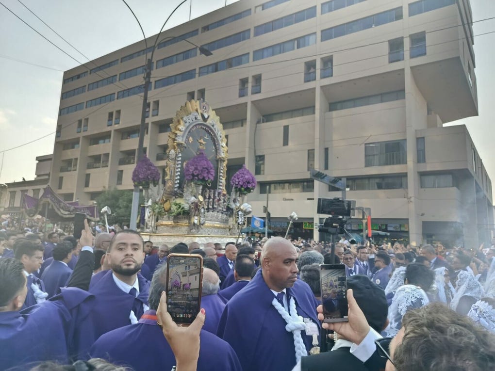 La imagen salió desde el Santuario de las Nazarenas y se desplazó por la avenida Tacna