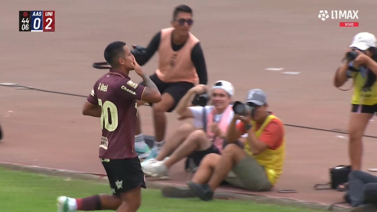 ¡Qué golazo! Alex Valera anotó el 3-0 de Universitario sobre Alianza Atlético [VIDEO]