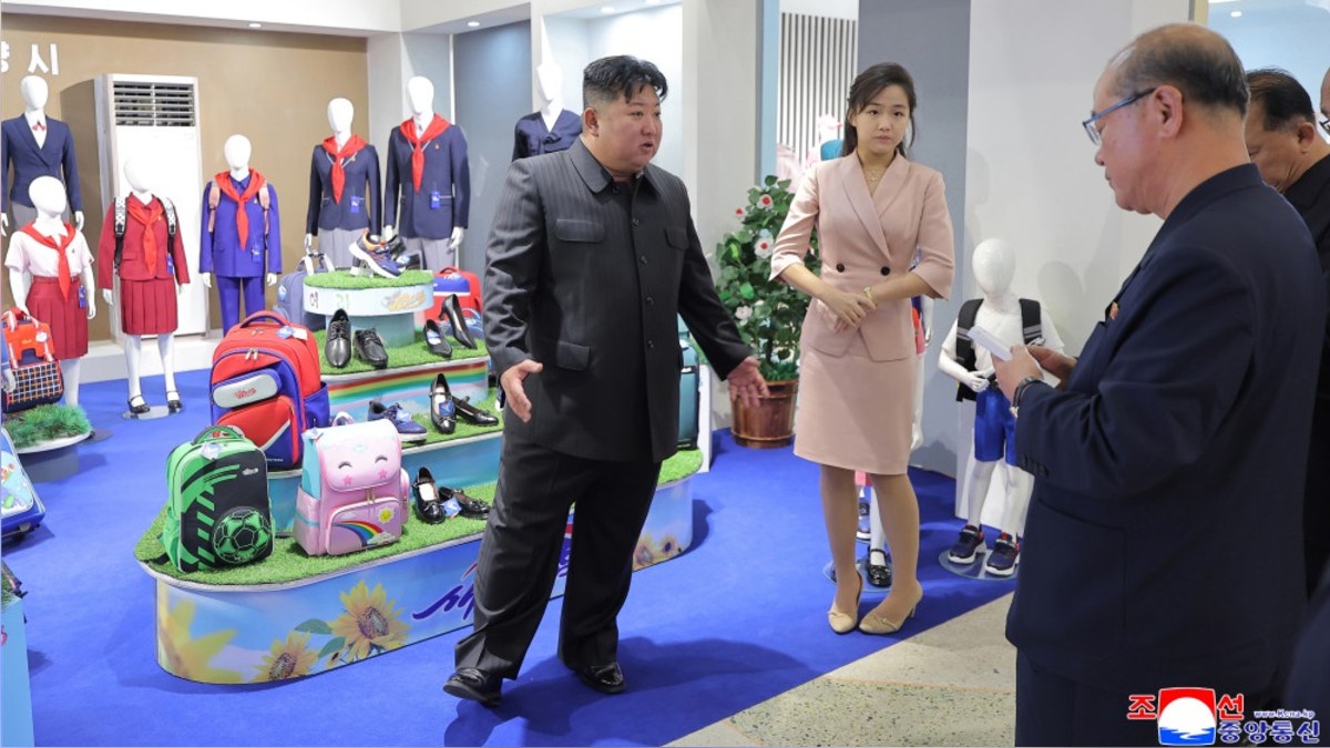 Corea del Norte difunde fotos de Kim Jong Un en un acto público en medio de rumores sobre su salud