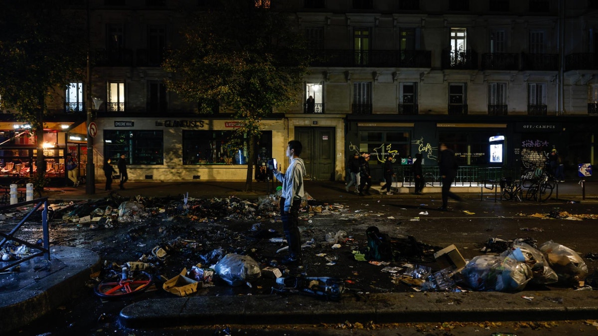 Francia tendrá toques de queda frente a protestas, que empiezan a preocupar en Italia