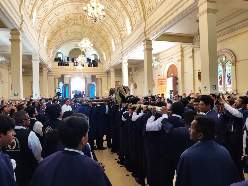 Integrantes de la hermandad del<strong> Señor de Luren </strong>colocan las alhajas y preparan el anda para la procesión por las calles de <strong>Ica</strong>.