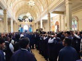 Integrantes de la hermandad del<strong> Señor de Luren </strong>colocan las alhajas y preparan el anda para la procesión por las calles de <strong>Ica</strong>.