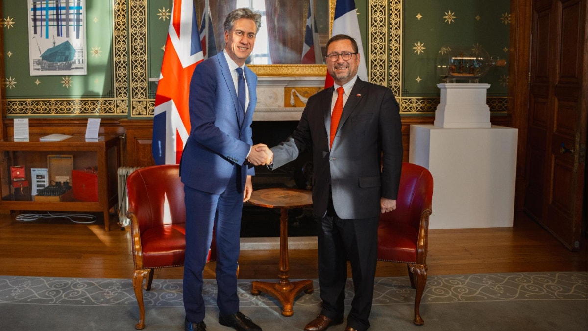 Reino Unido y Chile acuerdan avanzar a un "nuevo nivel de asociación estratégica" en medio de las tensiones por las islas Malvinas