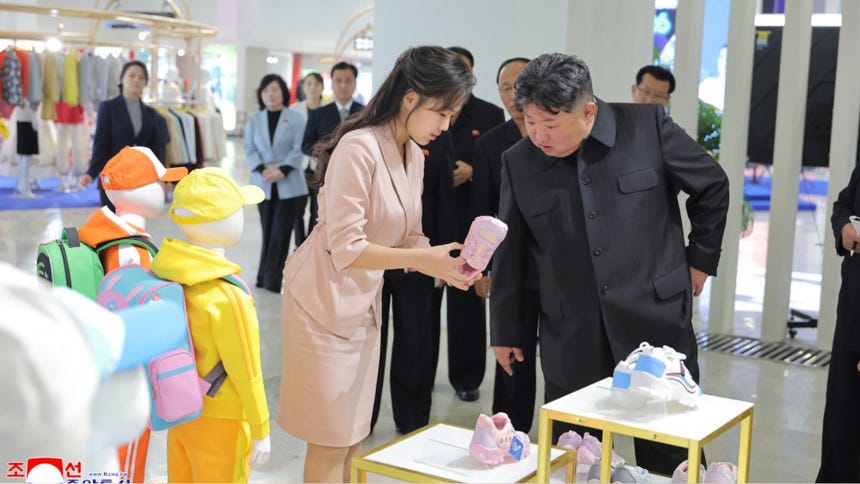 Kim Jong Un junto a su hija en una de las imágenes difundidas tras los rumores sobre su supuesta muerte. 