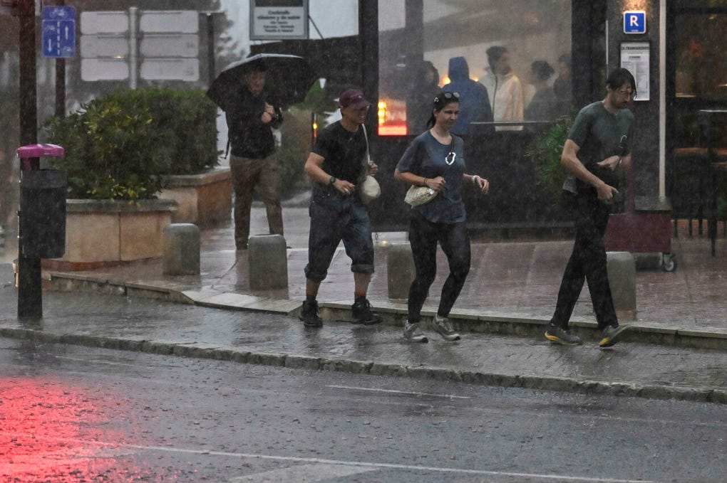 Según las previsiones de la Agencia de Meteorología (Aemet), a partir del mediodía las lluvias tenderán a remitir y, aunque todavía podrán producirse algunos chaparrones y tormentas en el litoral mediterráneo y Baleares, serán en general mucho más aislados y débiles, lo que permitirá dar por finalizado el temporal asociado a la dana.