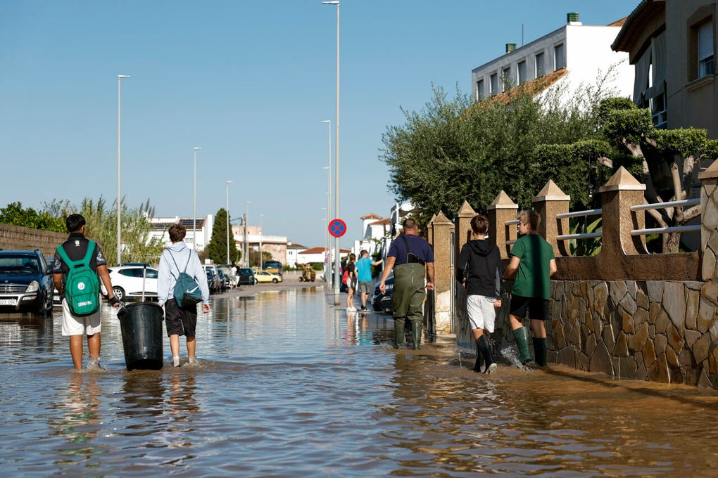 El temporal Adam causó tantos estragos en el este español durante los últimos días, con acumulados de lluvias de más de 700 litros por metro cuadrado en zonas valencianas, que el presidente del Gobierno de España, Pedro Sánchez, anunció este martes que declarará como zona catastrófica a los municipios más afectados para aliviar su recuperación.