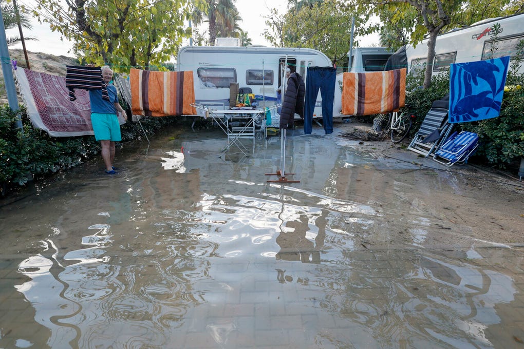 El temporal de lluvias que azotó el este de España comenzó este martes a remitir tras provocar al menos cuatro muertes y graves inundaciones, especialmente en el litoral de la Comunidad Valenciana, donde ya comenzaron las tareas de limpieza y recuperación.