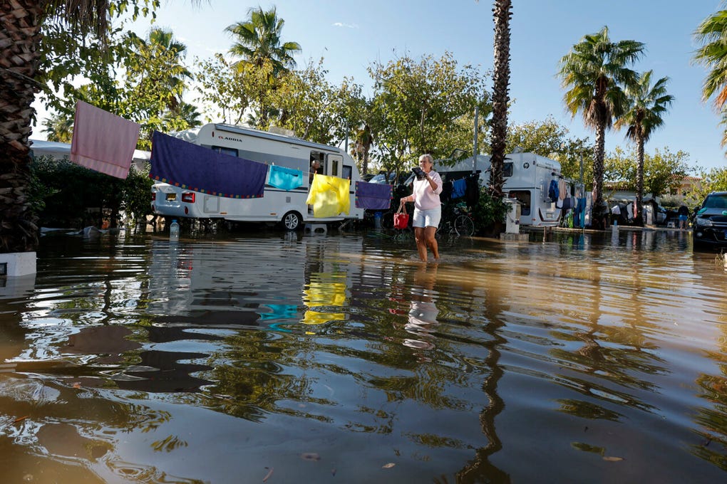 Pese a la mejora de la situación, el daño provocado por las inundaciones continúa dificultando la circulación por carretera en varios puntos del litoral valenciano.