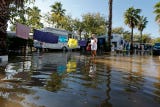 Pese a la mejora de la situación, el daño provocado por las inundaciones continúa dificultando la circulación por carretera en varios puntos del litoral valenciano.
