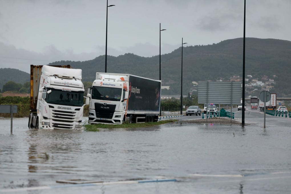 También en Cataluña (noreste), otra de las comunidades más afectadas, se desactivó este martes la alerta de peligro extremo ante la mejora de las condiciones meteorológicas, después de que durante la pasada madrugada los bomberos del Gobierno regional catalán efectuaran 19 servicios relacionados con las fuertes precipitaciones.