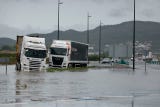 También en Cataluña (noreste), otra de las comunidades más afectadas, se desactivó este martes la alerta de peligro extremo ante la mejora de las condiciones meteorológicas, después de que durante la pasada madrugada los bomberos del Gobierno regional catalán efectuaran 19 servicios relacionados con las fuertes precipitaciones.