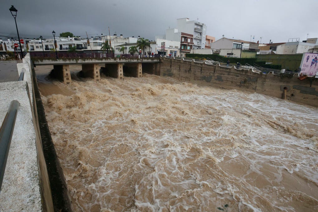 Son en total cuatro los fallecidos por el temporal: el lunes fue hallada una mujer muerta en el bajo de su casa en Oliva (Valencia, este).