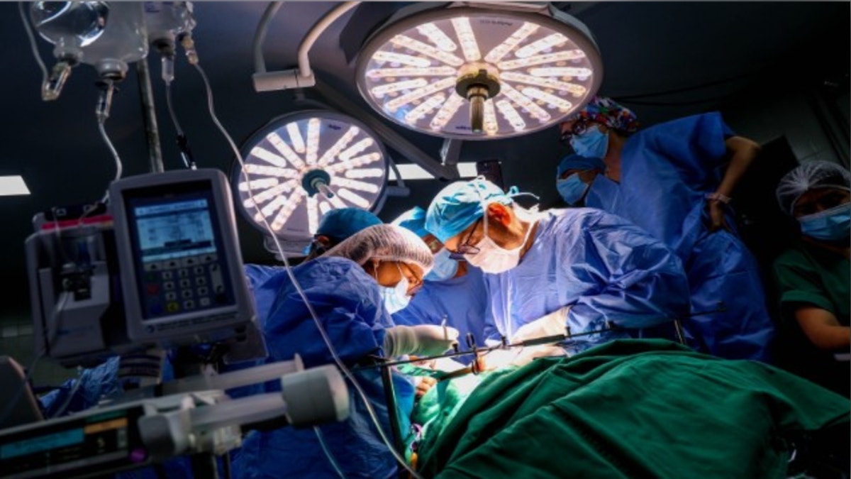 Médicos del hospital Rebagliati extirpan con éxito un tumor de páncreas a paciente que nació con órganos invertidos