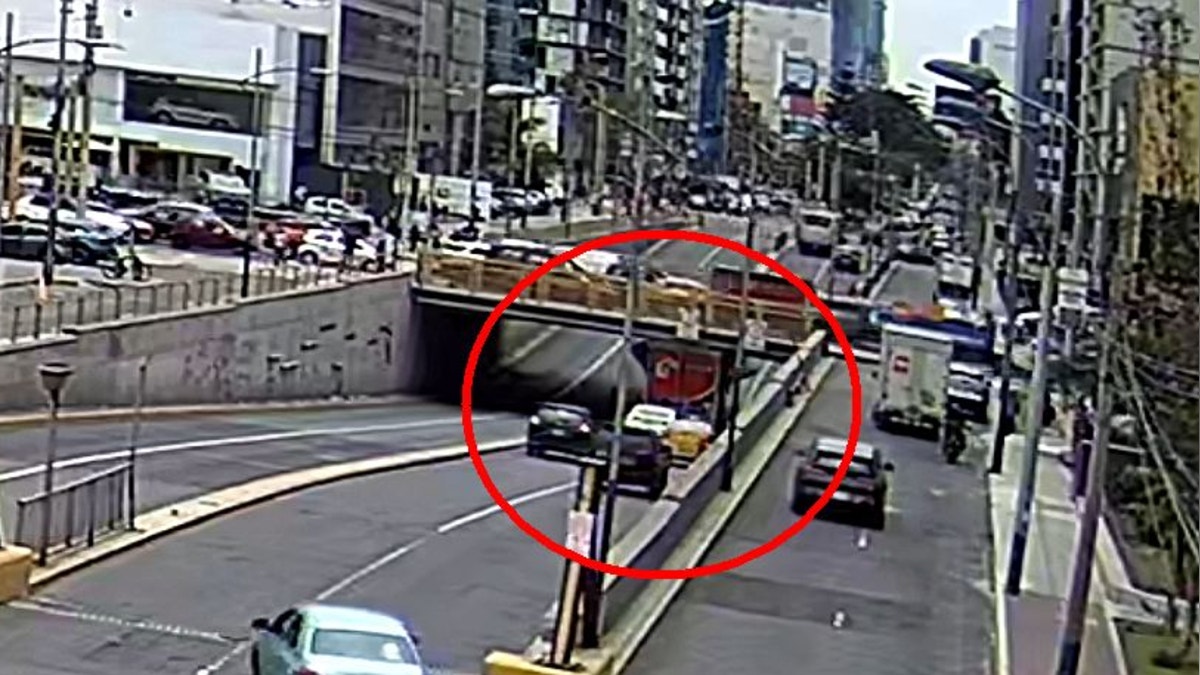 Otra vez la misma historia: camión quedó atascado debajo del baipás de la avenida Arequipa [VIDEO]