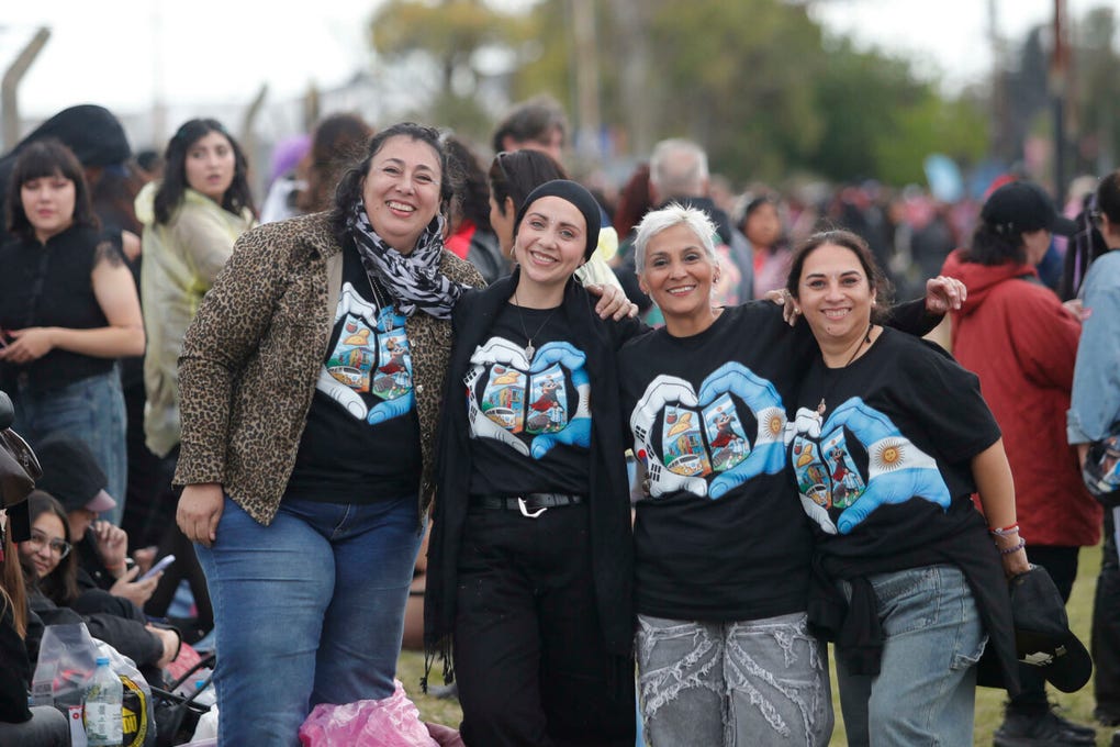 Una fila de kilómetros de asistentes, en su mayoría mujeres jóvenes, comenzó a formarse en las primeras horas del miércoles con la intención de ingresar apenas se abrieran las puertas, aunque el concierto no comenzará hasta las 20:00 hora local (23:00 GMT).