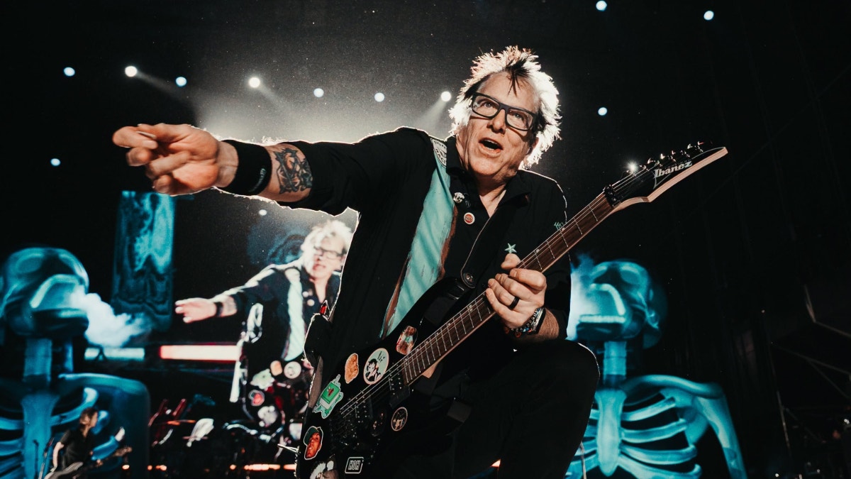 Noodles, histórico guitarrista de The Offspring, anunció su retiro temporal por "un problema de salud bastante serio"