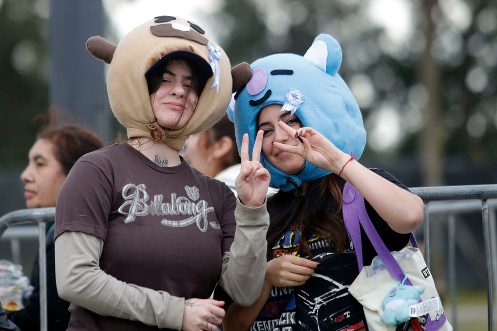 Hacia el mediodía, los integrantes de BTS arribaron al estadio y saludaron a la multitud a distancia por un momento, lo que generó una ovación entre el ARMY presente.