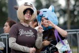 Hacia el mediodía, los integrantes de BTS arribaron al estadio y saludaron a la multitud a distancia por un momento, lo que generó una ovación entre el ARMY presente.