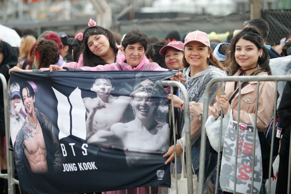 Ellos me salvaron de una depresión muy fuerte con sus letras, para mí son todo, relató a EFE una mujer ataviada con una camiseta con los rostros de los integrantes de BTS, para agregar que llegó a la banda de casualidad y al comenzar a escuchar sintió que las canciones le hablaban de sus padecimientos.