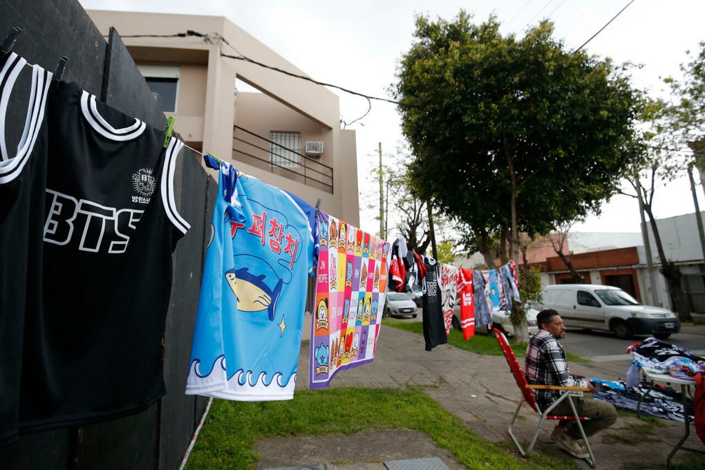 El sitio de comercio en línea argentino Tiendanube difundió que la venta de productos vinculados a la banda en el país aumentó 80 % desde el inicio de octubre.