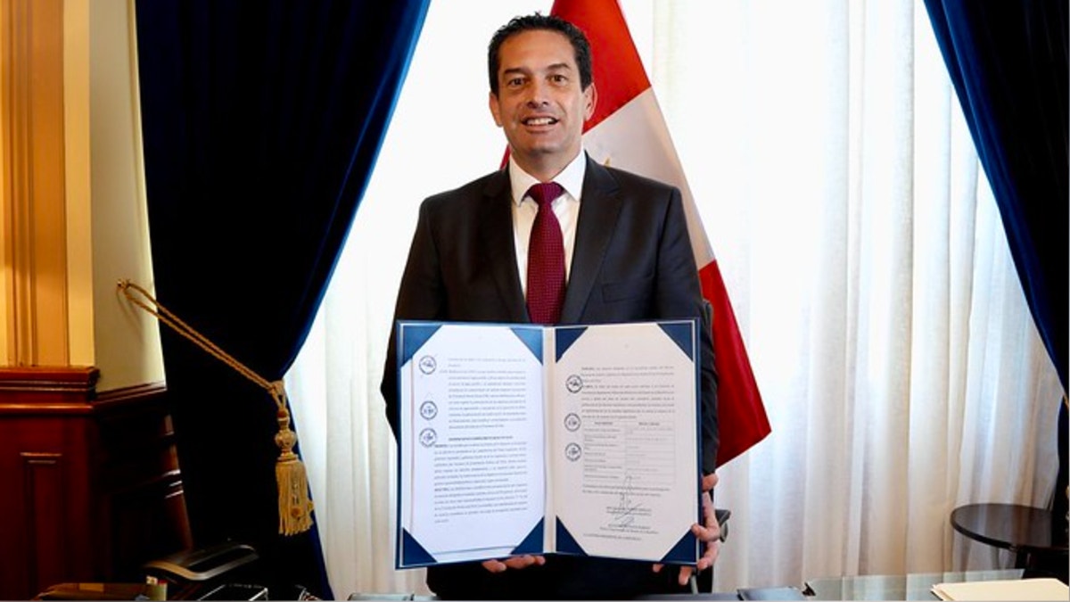 Presidente del Congreso firma autógrafa que delega facultades al Ejecutivo en seguridad ciudadana y fenómeno El Niño