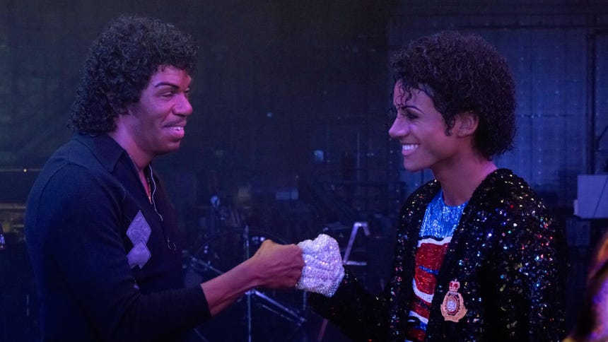 Jaafar Jackson y Colman Domingo en una escena del exitoso biopic de Michael Jackson.