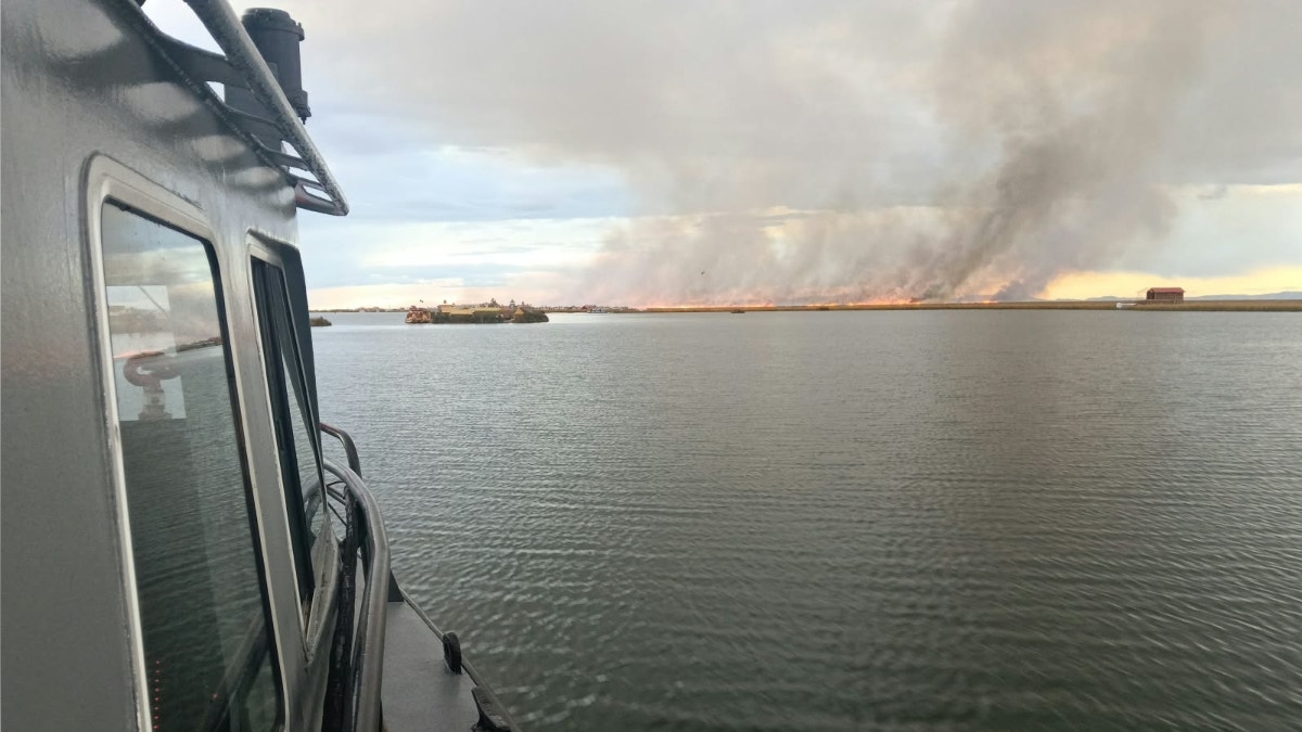 Marina de Guerra despliega patrullera para atender incendio cerca de las islas de Los Uros