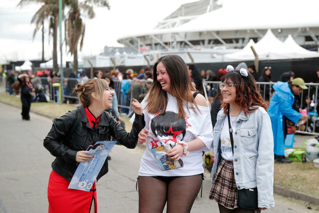 La alcaldía de La Plata invitó a través de redes sociales a los asistentes a los conciertos, en muchos casos llegados desde las provincias más alejadas de Argentina, a recorrer la ciudad durante su estadía, un destino no tan habitual para los espectáculos internacionales que llegan al país, que se vio abarrotado en todas sus opciones de alojamiento.