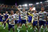El plantel xeneize fue cerca a una tribuna para festejar con sus hinchas.