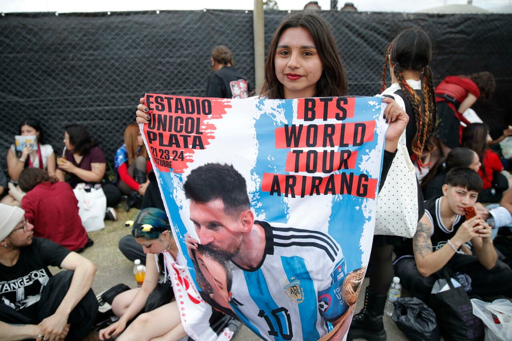 La llegada de la popular banda musical surcoreana BTS para su debut de este miércoles en Argentina desató una gran expectativa en las coloridas filas de miles de fanáticos que desde la madrugada arribaron a las inmediaciones del estadio Único - Diego Armando Maradona de la ciudad de La Plata, a unos 60 kilómetros de Buenos Aires.