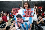 La llegada de la popular banda musical surcoreana BTS para su debut de este miércoles en Argentina desató una gran expectativa en las coloridas filas de miles de fanáticos que desde la madrugada arribaron a las inmediaciones del estadio Único - Diego Armando Maradona de la ciudad de La Plata, a unos 60 kilómetros de Buenos Aires.