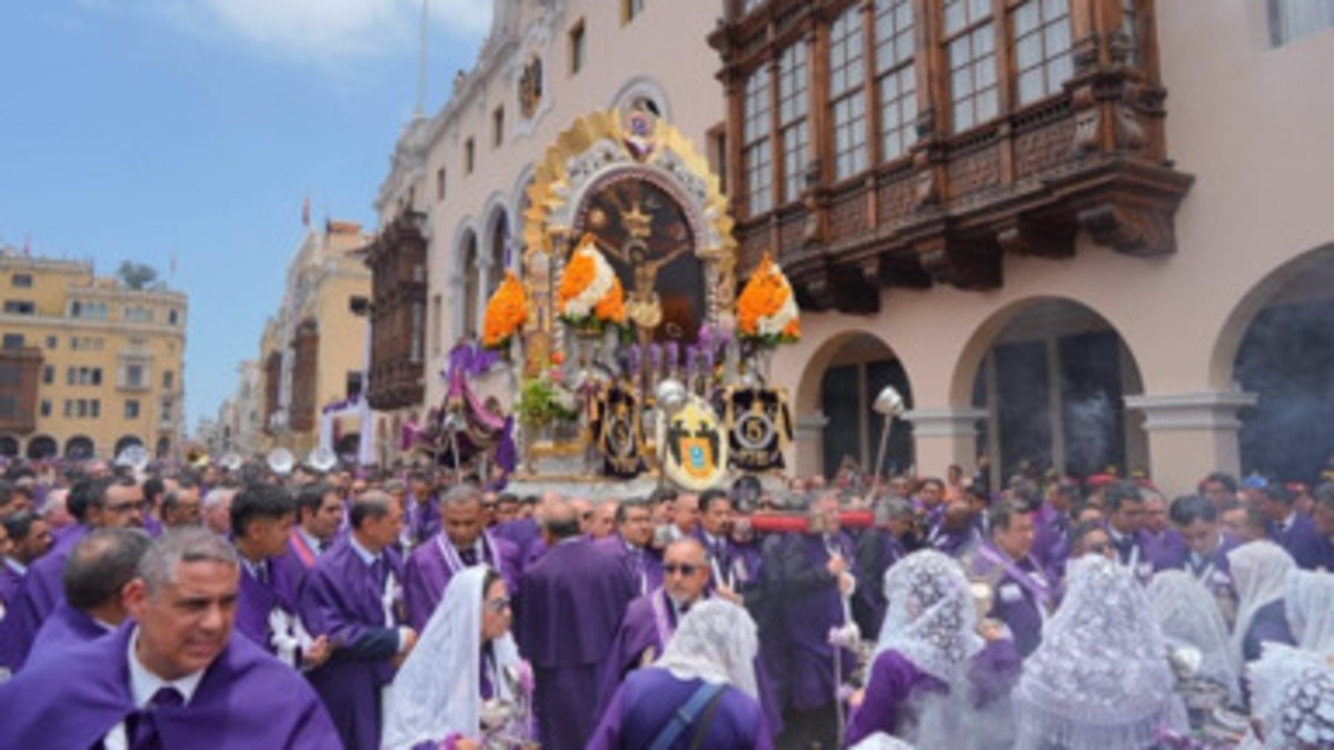 Señor de los Milagros: más de 1000 agentes de Lima fueron desplegados para resguardar a los fieles durante las procesiones