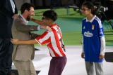 Messi y un gesto con un jóven español en Oviedo.