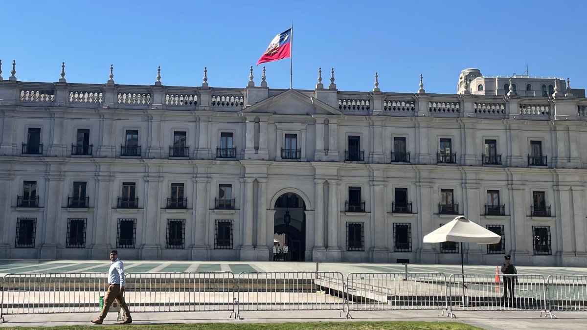 Ministro chileno sugiere "postergar" jubilaciones tras caída de los fondos de las AFP