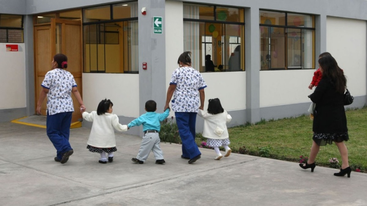 ¿Qué derechos tienen los hijos adoptados en una sucesión?