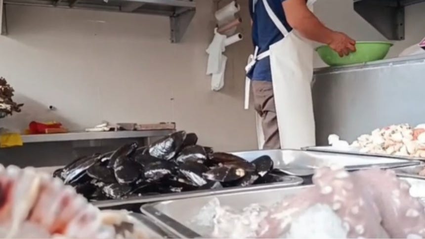 Los comerciantes evitan exhibirlo en sus mesas de productos marinos y uno de ellos aseguró que mantiene el recurso congelado.