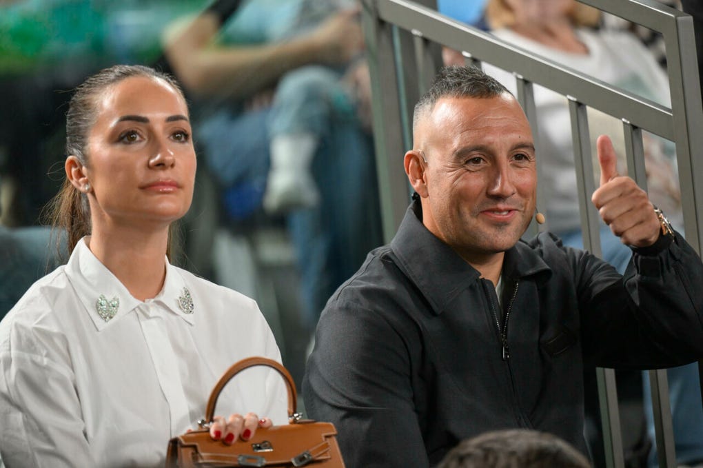 El exjugador español Santi Cazorla fue parte de la ceremonia.