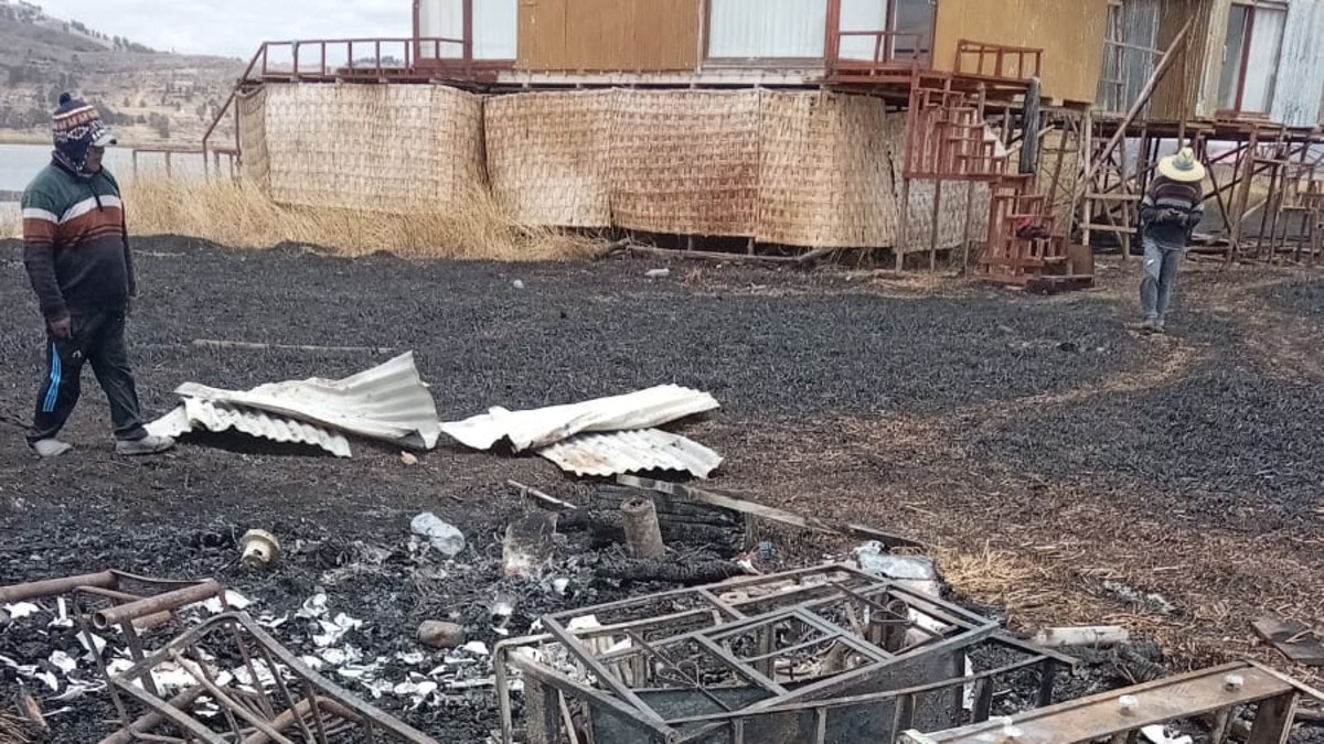 Puno: incendio cerca de Los Uros dejó cuatro hospedajes flotantes afectados y totorales quemados