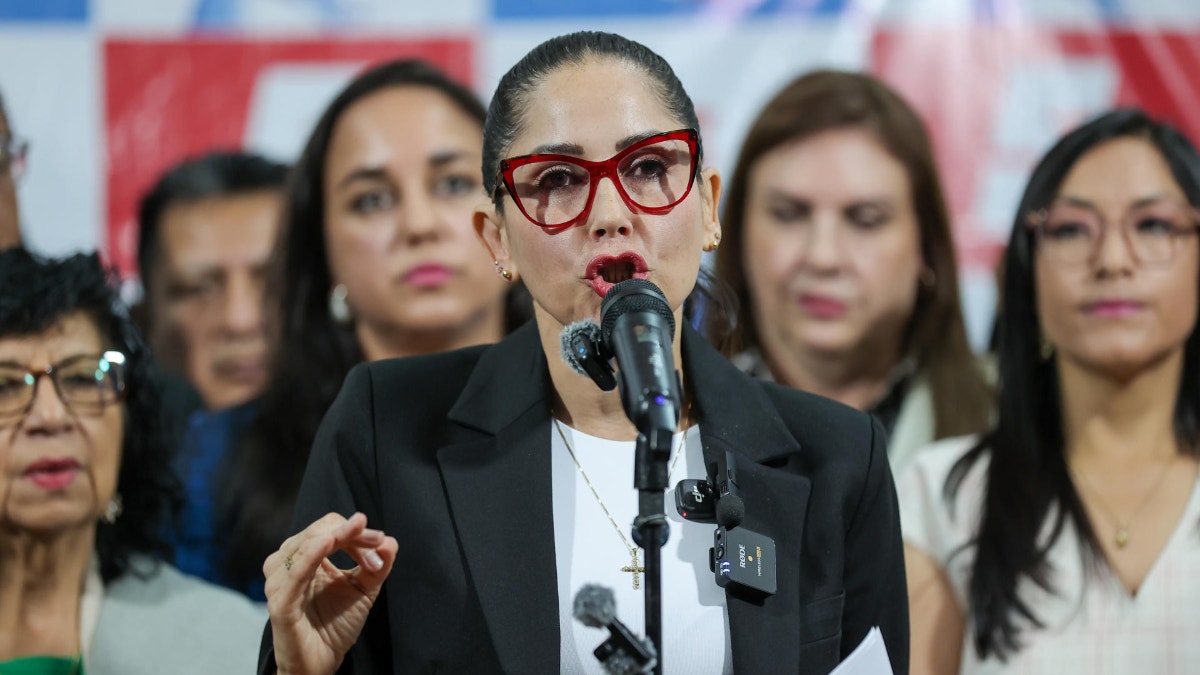 La Policía de Ecuador detiene a la excandidata presidencial del correísmo Luisa González