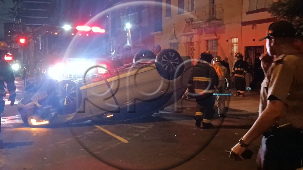 Dos conductores heridos, uno grave, tras violento choque en Jesús María: uno de los vehículos terminó de cabeza