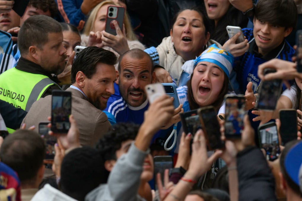 Hinchas buscaron tomarse una foto con Lionel Messi.