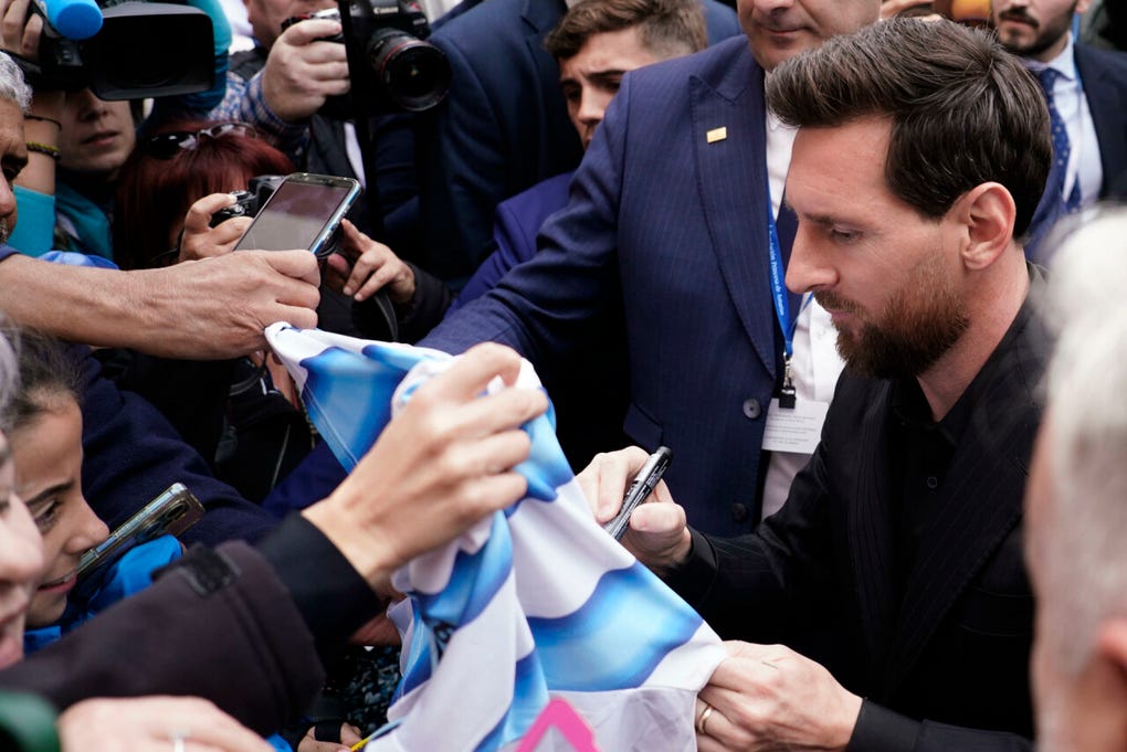 Leo Messi firmando camiseta tras su llegada a España para recibir el Premio Princesa de Asturias de los Deportes.