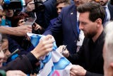 Leo Messi firmando camiseta tras su llegada a España para recibir el Premio Princesa de Asturias de los Deportes.