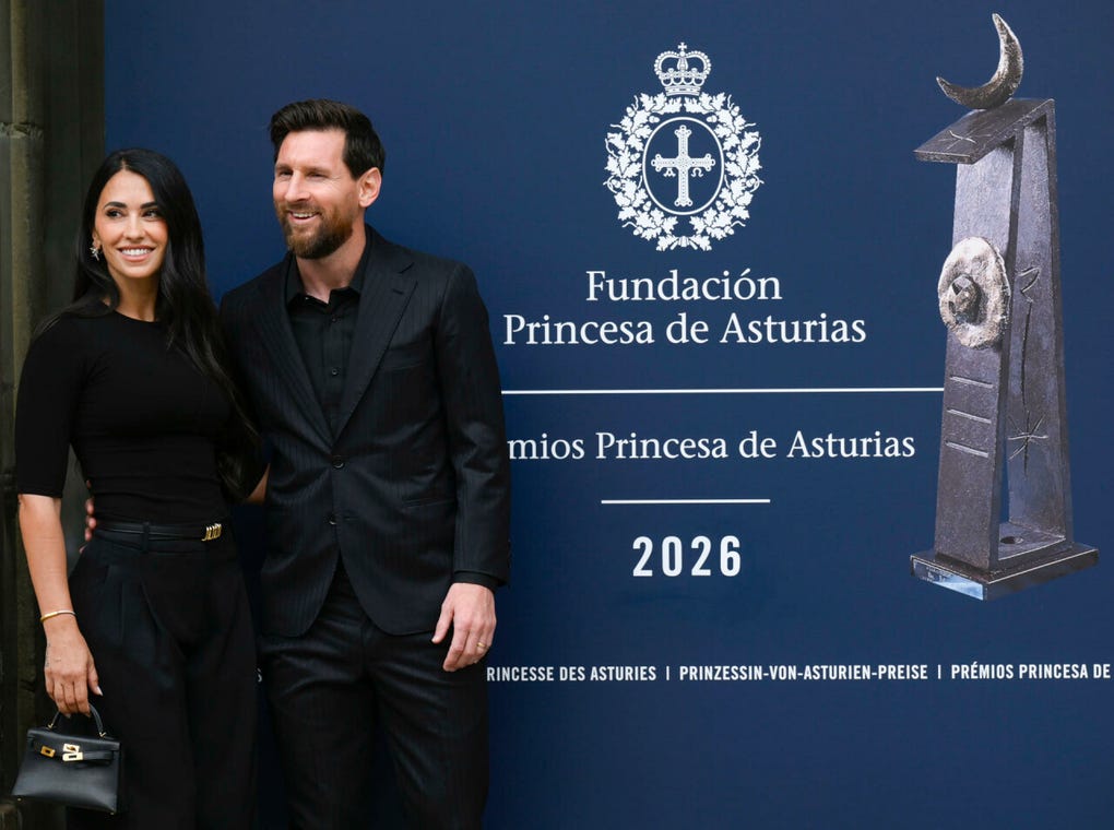 Acompañado de su esposa Antonela Roccuzzo, Messi posó ante los medios de comunicación.
