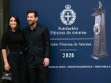 Acompañado de su esposa Antonela Roccuzzo, Messi posó ante los medios de comunicación.