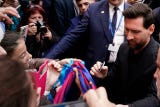 El astro argentino también se acercó a los asistentes que se dieron cita en los alrededores del Hotel de la Reconquista, en el centro de Oviedo, para firmarles sus camisetas y fotografías.